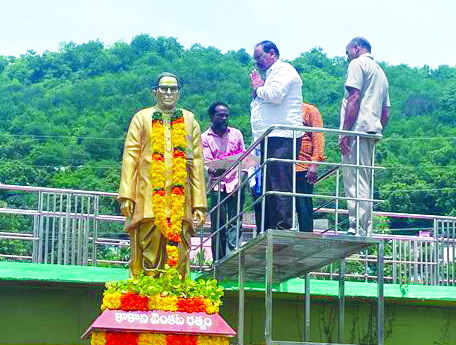 కాకాని వెంకటరత్నం సేవలు ఆదర్శణీయం