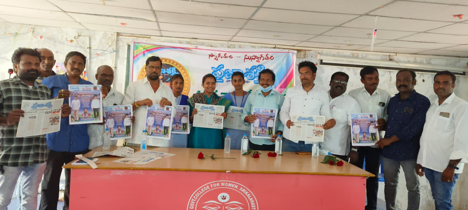 'ప్రజాశక్తి' ప్రత్యేక సంచిక ఆవిష్కరిస్తున్న బియ్యపు పవిత్రారెడ్డి 