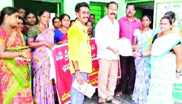 పాఠశాలల పారిశుధ్య కార్మికుల సమస్యలు పరిష్కరించాలి