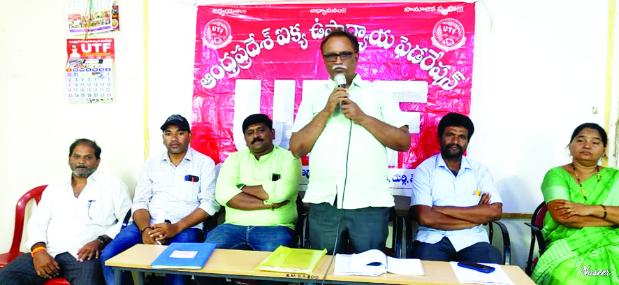 సమావేశంలో మాట్లాడుతున్న విజయసారథి