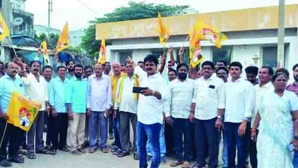 అన్నా క్యాంటీన్‌ తెరిపించాలి : టిడిపి