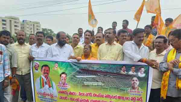 ప్రభుత్వ భూమి కబ్జాపై టిడిపి ధర్నా