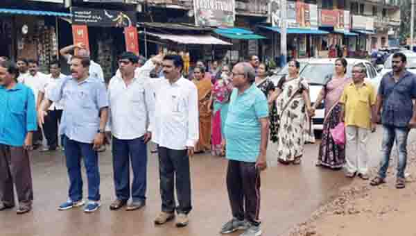 60 మీటర్ల రోడ్డు విస్తరణపై నిరసన ర్యాలీ