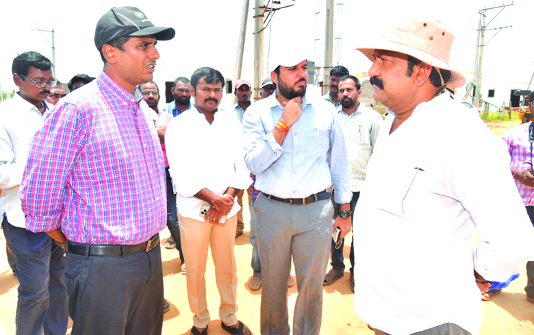 జగనన్న లే అవుట్‌ను పరిశీలించిన కలెక్టర్‌
