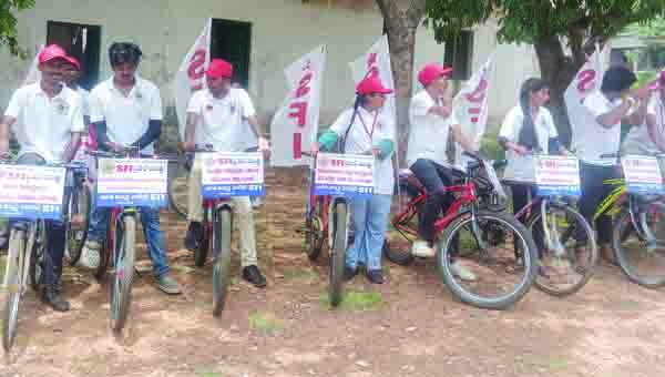 సంక్షేమ హాస్టళ్లలో సమస్యలు పరిష్కరించాలి : ఎస్‌ఎఫ్‌ఐ