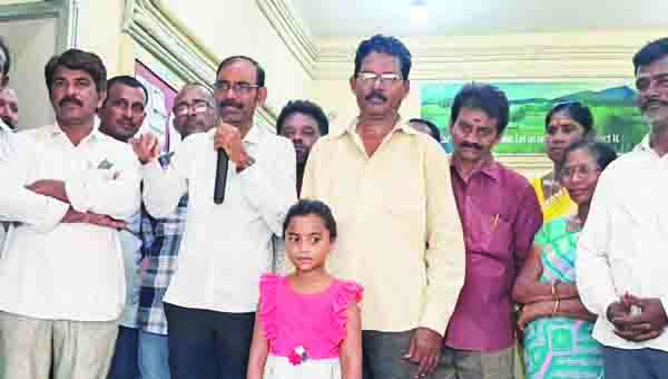 కోతపెట్టిన వేతనం చెల్లించాలని ధర్నా