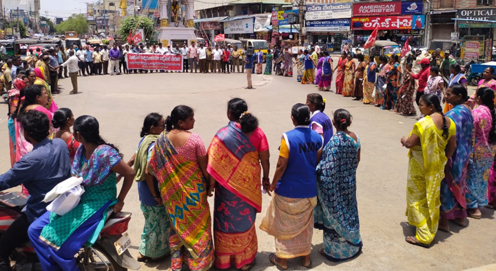 గాంధీ బొమ్మ సెంటర్‌లో మానవహారం