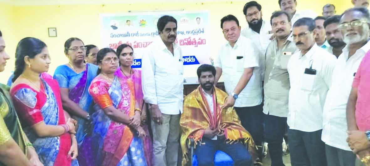 బొల్ల శ్రీనివాస్‌కు అభినందన సత్కారం