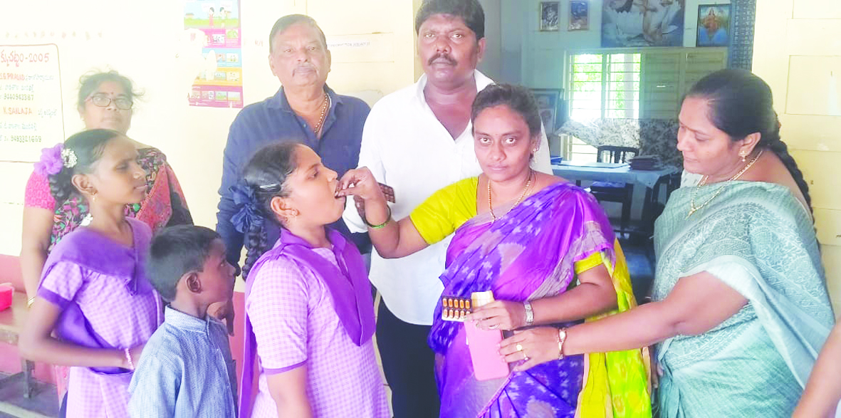 విద్యార్థులకు ఆల్బెండజోల్‌ మాత్రలు పంపిణీ