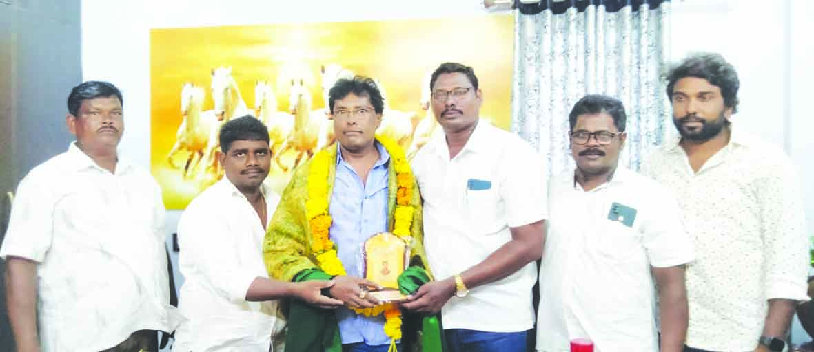 డాక్టరేట్‌ అవార్డు గ్రహీత నిరీక్షణరాజుకు సత్కారం