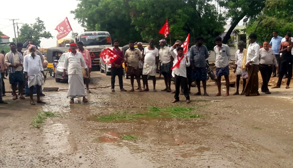రోడ్లు మరమ్మత్తులు చేయాలని సిపిఎం వినూత్న ప్రదర్శన