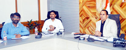 వీడియో కాన్ఫరెన్స్‌లో మాట్లాడుతున్న కలెక్టర్‌ విజరురామరాజు