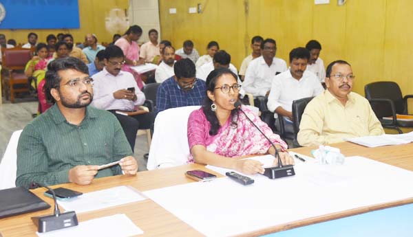 విద్యార్థుల నమోదు శత శాతం జరగాలి : కలెక్టర్‌