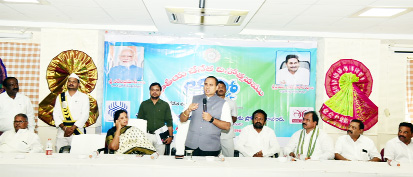 జాతీయ చేనేత దినోత్సవంలో మాట్లాడుతున్న కలెక్టర్‌ విజరురామరాజు