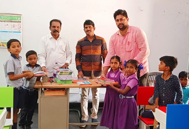 విద్యార్థులకు నోట్‌ పుస్తకాలు పంపిణీ