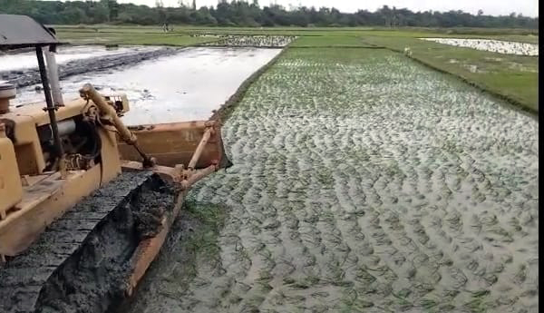 భూములివ్వని వారి పంటలు ధ్వంసం - తహశీల్దార్‌ను నిలదీసిన రైతులు