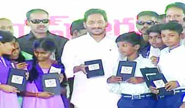 ట్యాబ్‌లిచ్చారు.. పర్యవేక్షణ మరిచారు..!