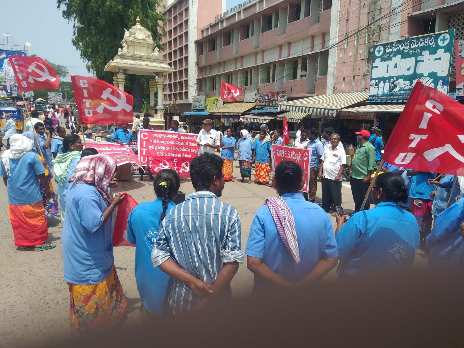 సమస్యలపై మున్సిపల్‌ కార్మికుల మానవహారం