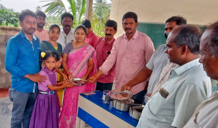 విద్యార్థులకు భోజన ప్లేట్లు పంపిణీ