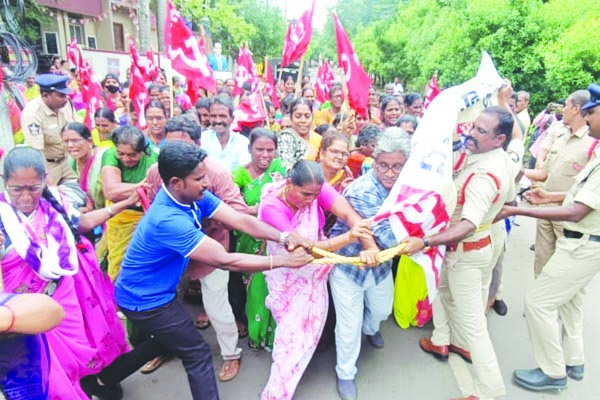 సమస్యలపై మిడ్డేమీల్స్‌ కార్మికుల ధర్నా
