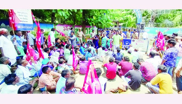  గ్రీన్‌ అంబాసిడర్ల కలెక్టరేట్‌ ముట్టడి