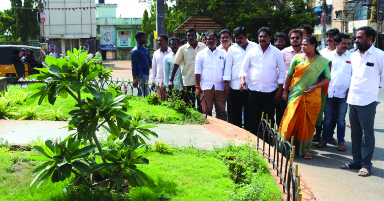 డివైడర్ల పనులు పర్యవేక్షణ