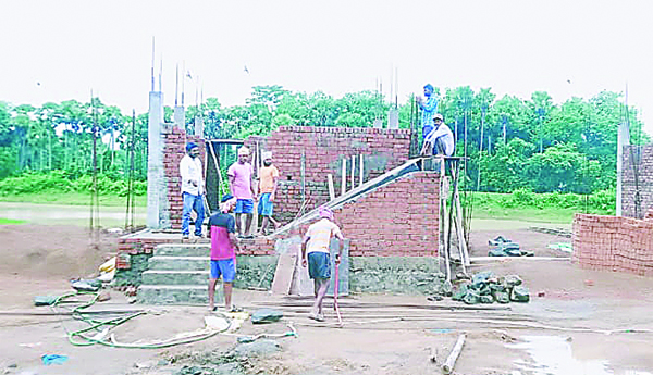 చెరువు గర్భంలో జగనన్న ఇళ్లు