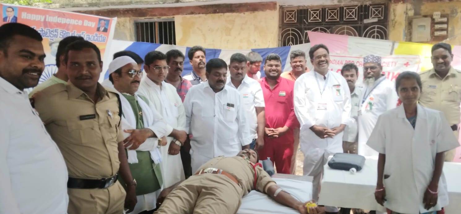 రక్తదానం చేస్తున్న ఎస్‌ఐ అబ్దుల్‌ జహీర్‌