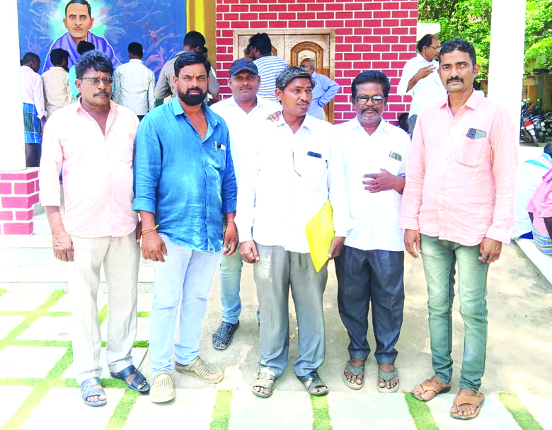 ఇళ్ల స్థలాల కోసం భ.ని.కార్మిక సంఘం కలెక్టర్‌కు వినతి