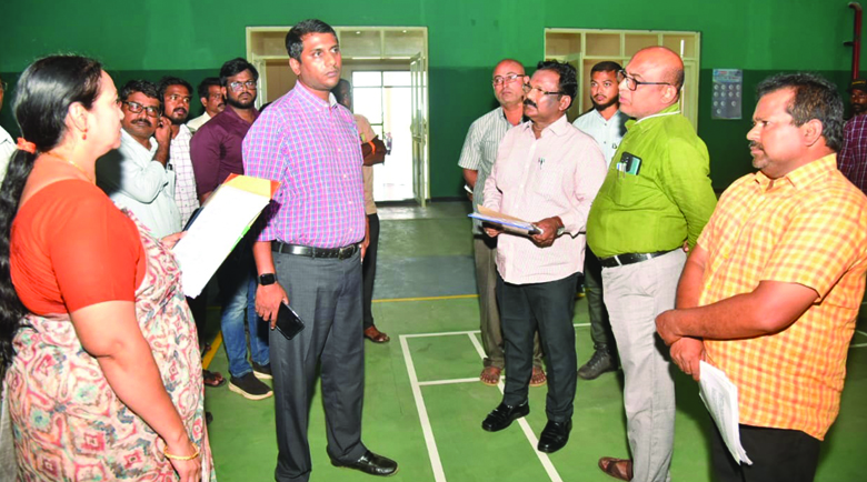 మల్టీపర్పస్‌ ఇండోర్‌ స్టేడియంలో పరిశీలన