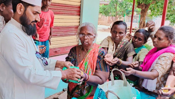 పేదలకు ఆహార పొట్లాలు పంపిణీ