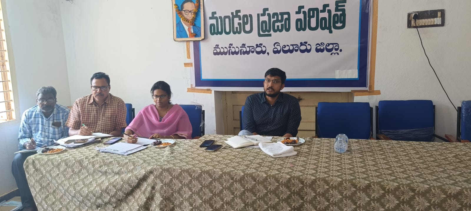 ప్రభుత్వ కార్యక్రమాలపై సమీక్ష : సబ్‌ కలెక్టర్‌