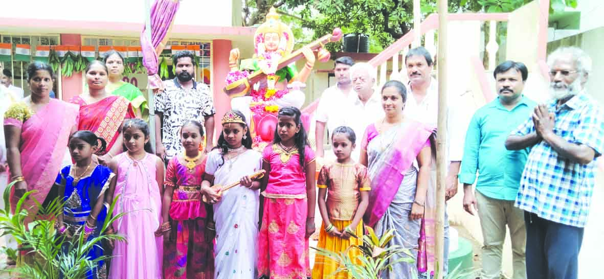 పాఠశాలలో సరస్వతిదేవి విగ్రహం ఏర్పాటు