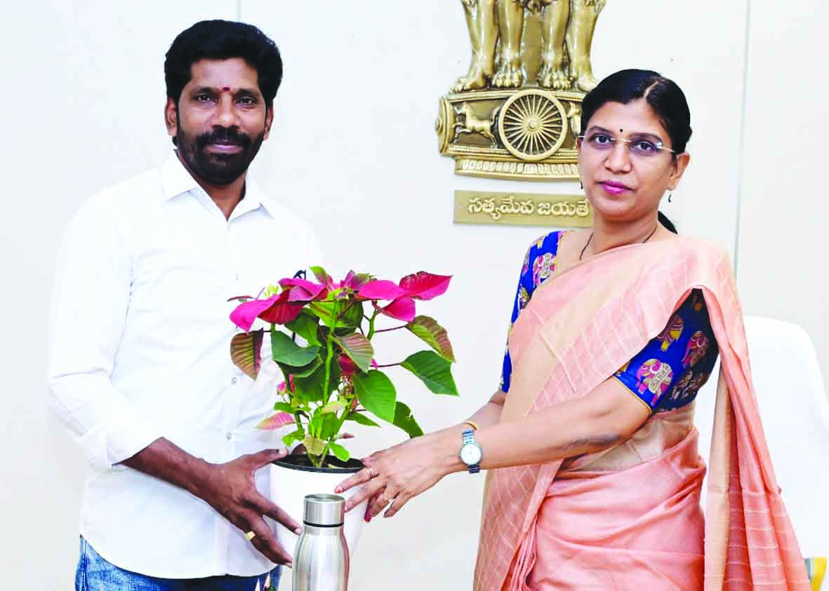 విస్సాకోడేరు సర్పంచి శ్రీనివాస్‌కు కలెక్టర్‌ అభినందన