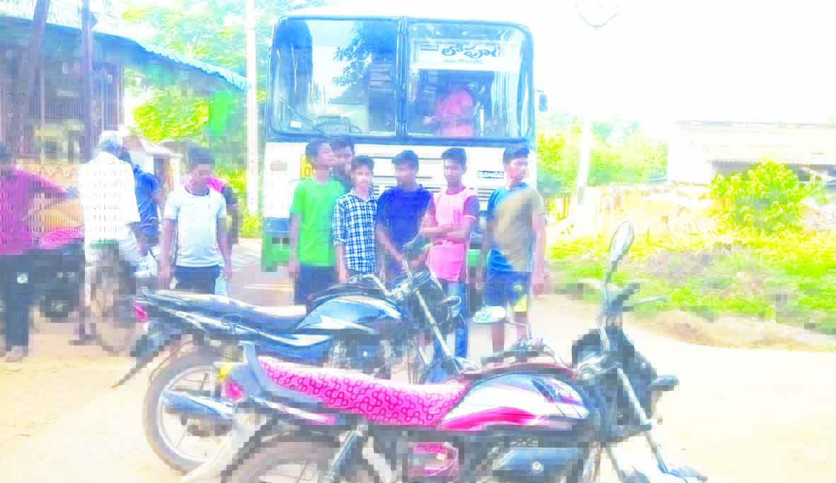 ఆర్‌టిసి బస్సు నడపాలని విద్యార్థుల ఆందోళన