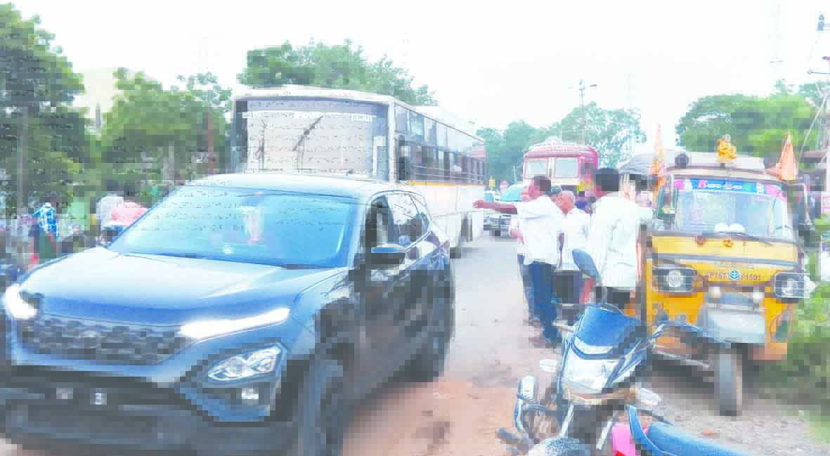 రహదారి విస్తరణ పనులతో ట్రాఫిక్‌ కష్టాలు