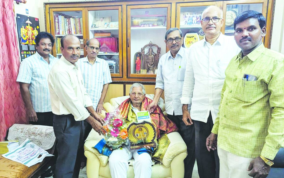 కళాశాలకు రూ.2.7 లక్షల విలువైన ఫర్నీచర్‌