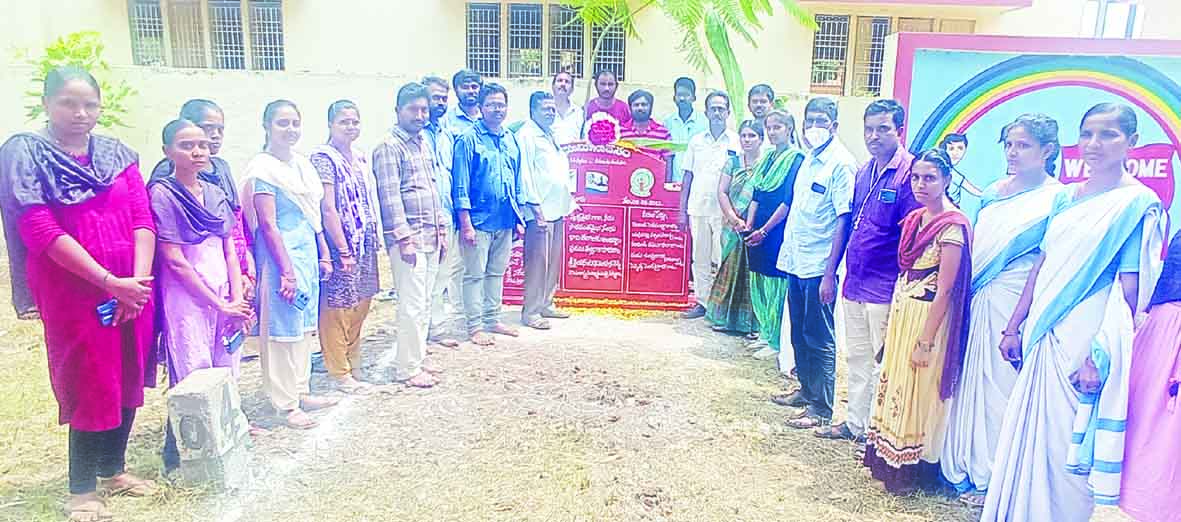 మహనీయులను, వీరులను స్మరించుకోవాలి