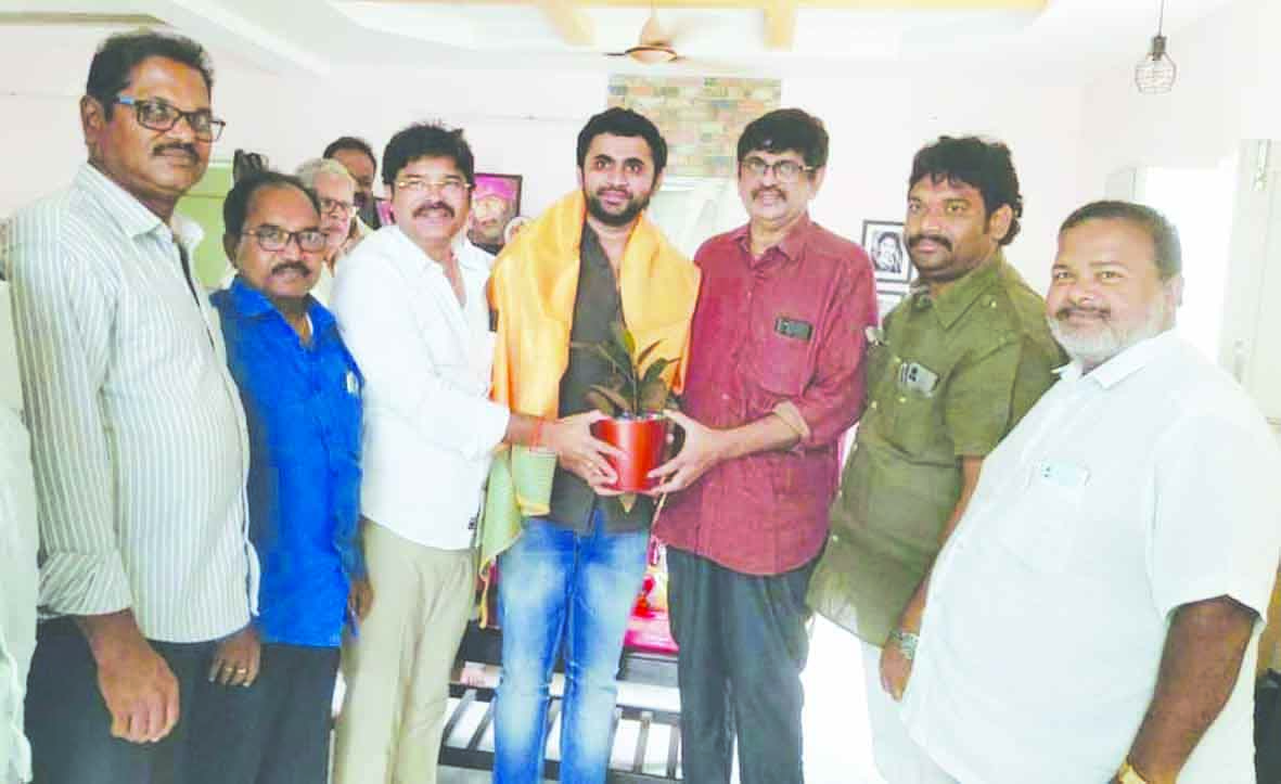 రావూరి అభిషేక్‌కు యడ్ల తాతాజీ అభినందన
