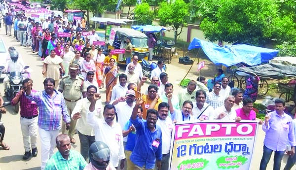 ప్రభుత్వం దిగిరాకుంటే పెద్ద ఎత్తున పోరాటం