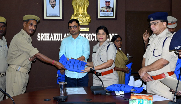 హౌంగార్డులకు రైన్‌ కోట్స్‌