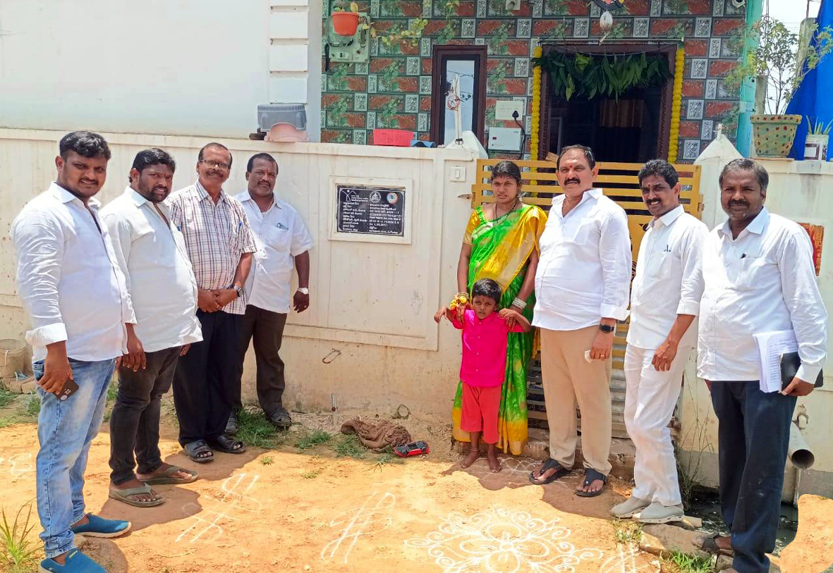 చేబ్రోలులో జగనన్న కాలనీ సందర్శించిన ఎంఎల్‌ఎ వాసుబాబు