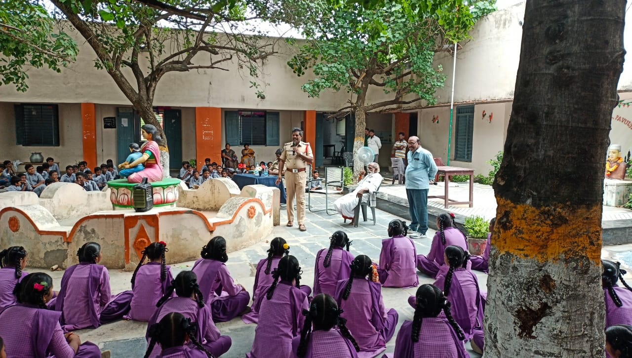 పావులూరులో విద్యార్ధులతో ముచ్చటిస్తున్న సి.ఐ సూర్యనారాయణ