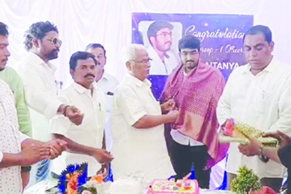 గ్రూప్‌-1 విజేత చైతన్యకు అభినందన