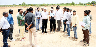 అధికారులకు సూచనలిస్తున్న కలెక్టర్‌ గిరీష