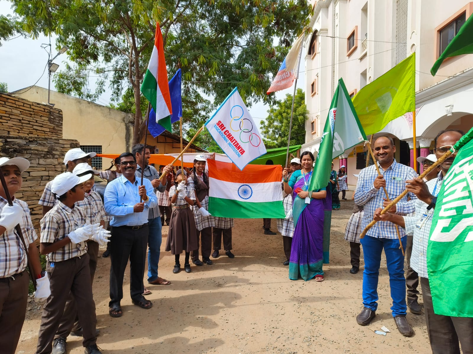 ర్యాలీని ప్రారంభిస్తున్న ఆర్‌ఐ రామాంజనేయులు, అకాడమిక్‌ కోఆర్డినేటర్‌ నాగేశ్వరరావు, ప్రిన్సిపల్‌ మంజుల, ఎఒ పరమేశ్వర రెడ్డి, డీన్‌ రాజేష్‌ తదితరులు