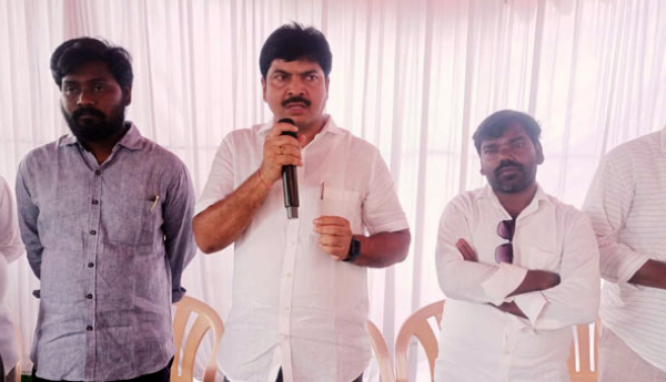 వైసిపికు ముగ్గురు కౌన్సిలర్లు రాజీనామా