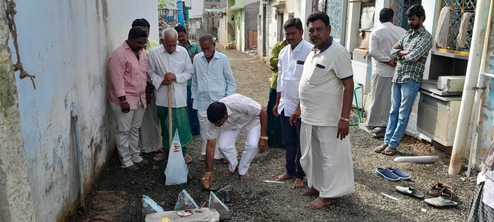 సీసీ రోడ్డుకు భూమి పూజ నిర్వహిస్తున్న వైసీపీ రాష్ట్ర కార్యదర్శి గుండం శేషి రెడ్డి