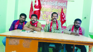 మాట్లాడుతున్న యూనియన్‌ నాయకులు విజయకుమార్‌