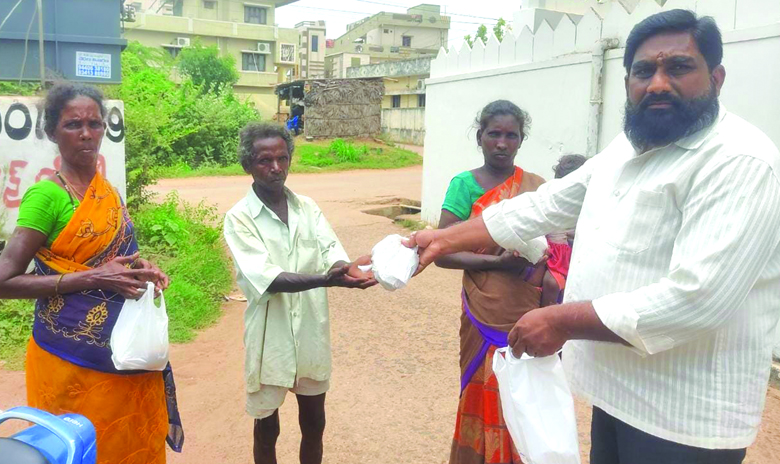 భోజన ప్యాకెట్లు అందజేత